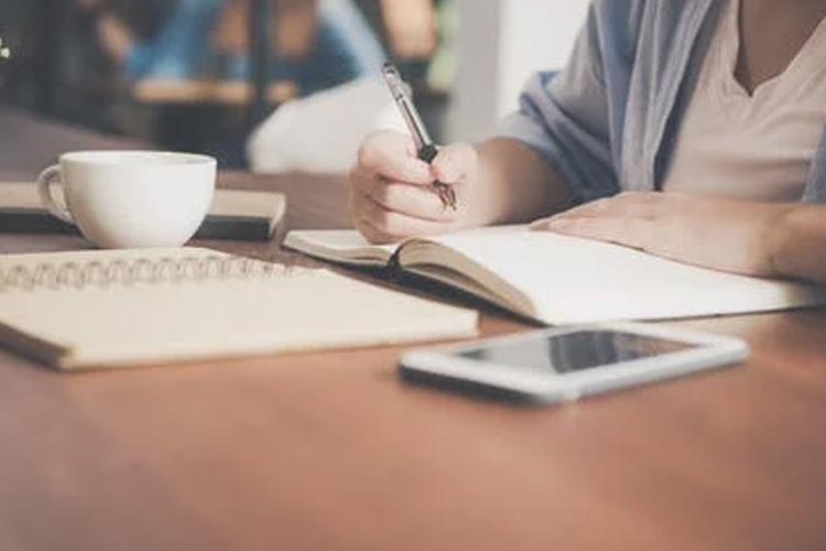 在现实社会中随着现在的房价越来越贵，很多人都买不起新房。所以有很多人都是选择购买二手房子，但是有的二手房在买卖期间还有贷款没有还清，那么在民法典中二手房还款期间怎么买卖呢?  　　一、民法典中二手房还款期间怎么买卖  　　二手房有贷款未还清的，由于房屋还抵押给银行的，所以原则上只有结清贷款，解除抵押后才能买卖。但经银行同意，办理转按揭手续的，可以买卖房屋。  　　《中华人民共和国民法典》  　　第二百四十条 【所有权的定义】所有权人对自己的不动产或者动产，依法享有占有、使用、收益和处分的权利。  　　第四